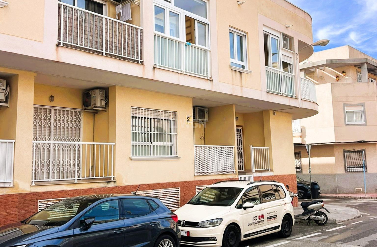 Odsprzedaż - Mieszkanie w bloku - Torrevieja - Playa de los Locos