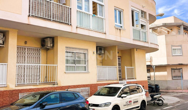 Odsprzedaż - Mieszkanie w bloku - Torrevieja - Playa de los Locos