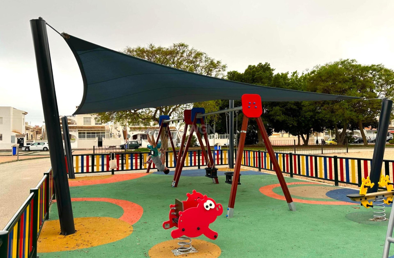 Odsprzedaż - Mieszkanie w bloku - Torrevieja - Playa de los Locos