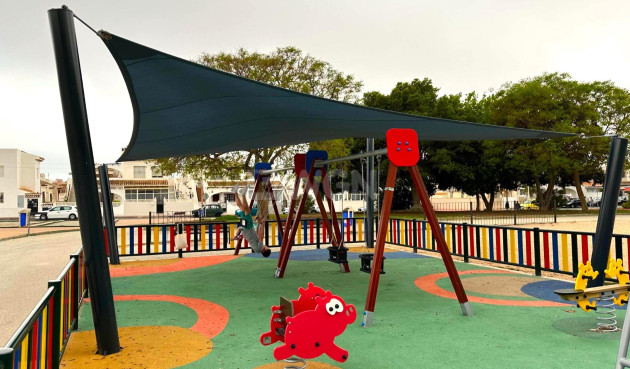 Odsprzedaż - Mieszkanie w bloku - Torrevieja - Playa de los Locos