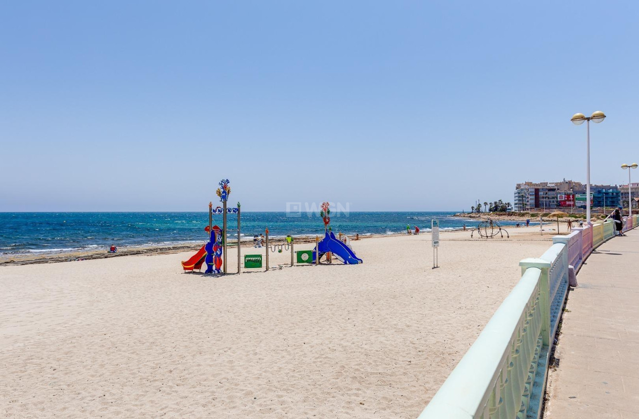 Odsprzedaż - Mieszkanie w bloku - Torrevieja - Playa de los Locos