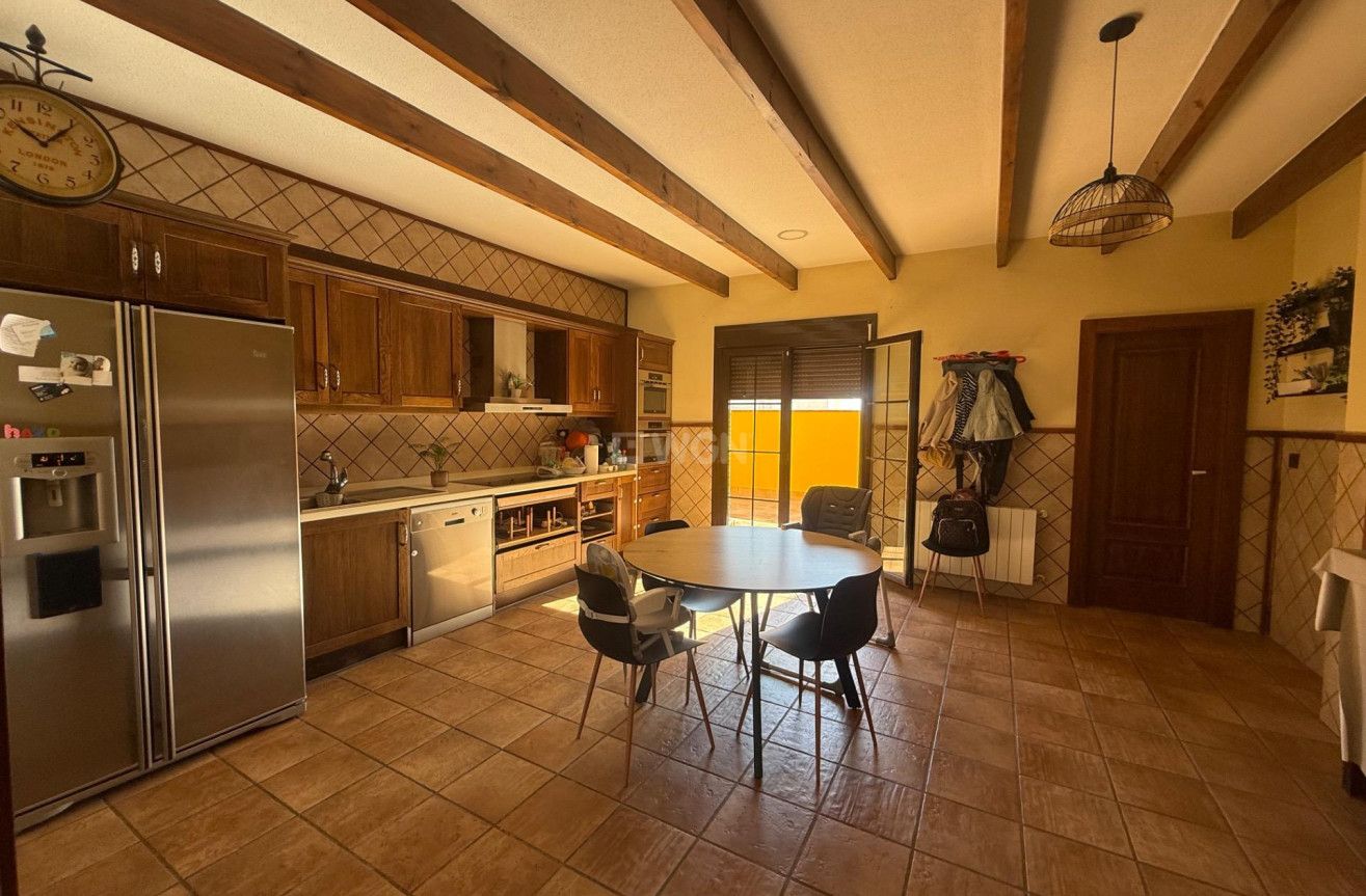 Odsprzedaż - Kamienica - Avileses