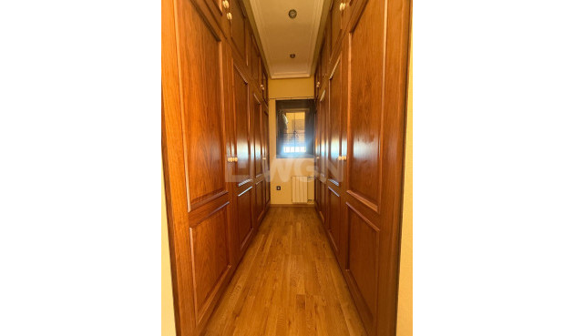 Odsprzedaż - Kamienica - Avileses