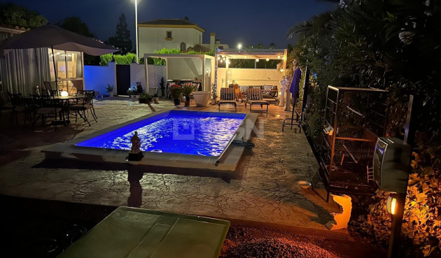 Resale - Villa - Hondón de las Nieves - Inland