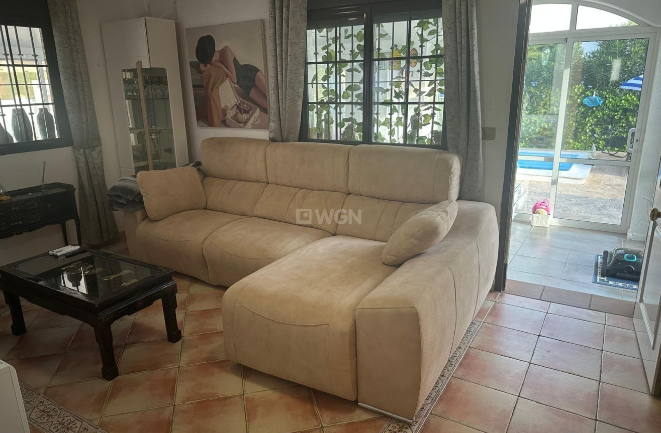 Resale - Villa - Hondón de las Nieves - Inland