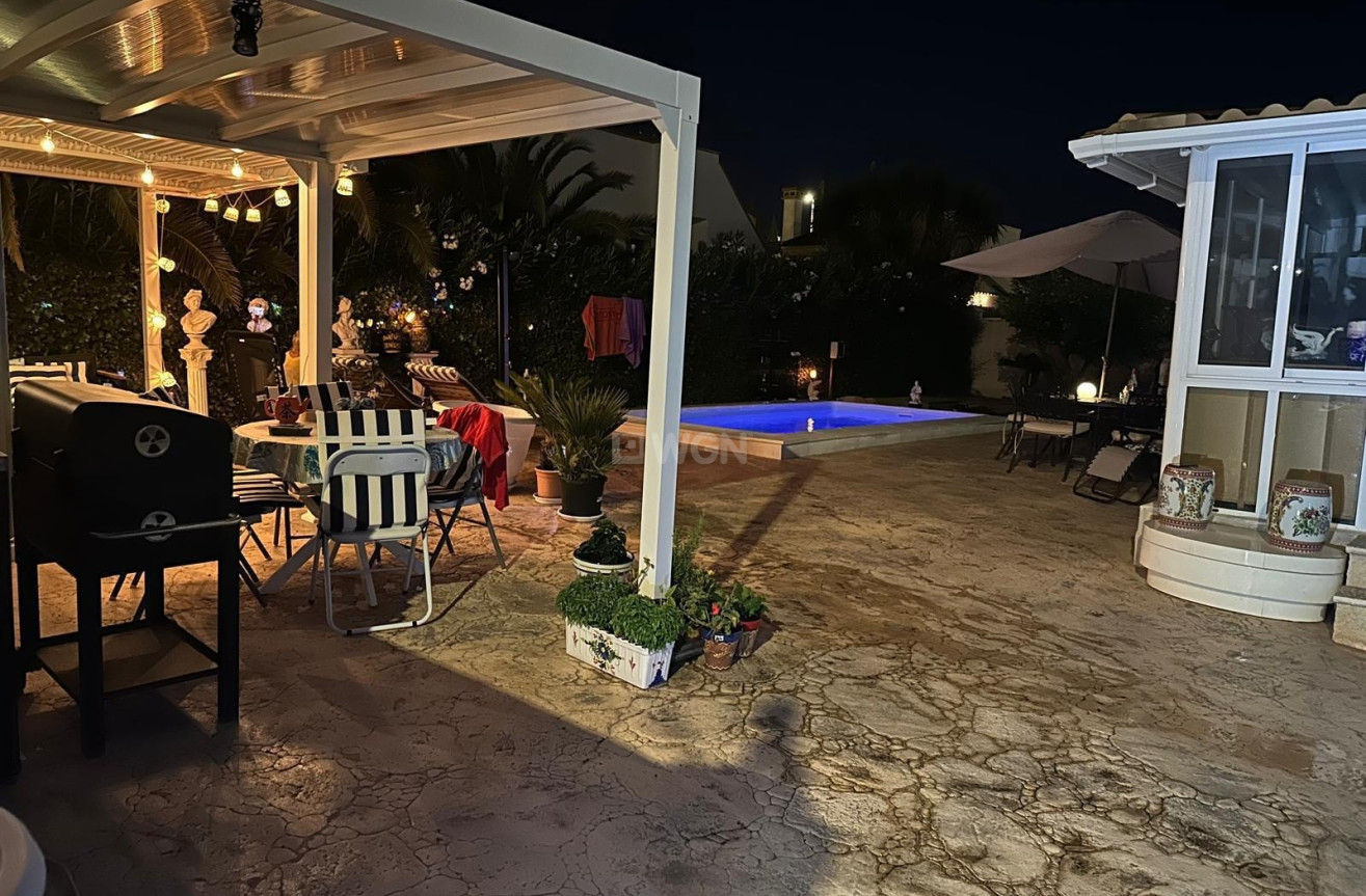 Resale - Villa - Hondón de las Nieves - Inland