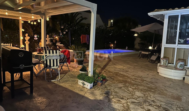 Resale - Villa - Hondón de las Nieves - Inland