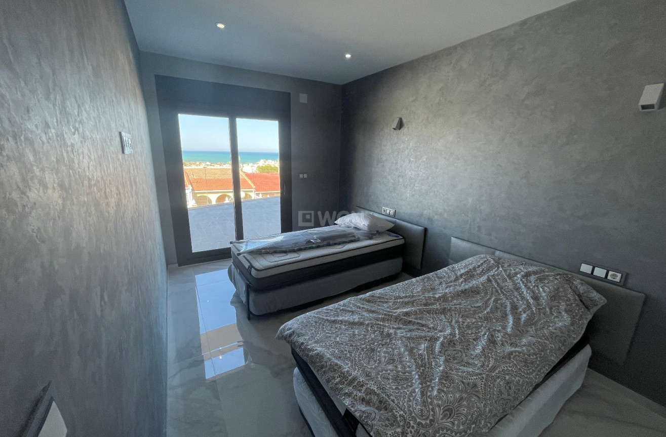 Odsprzedaż - Villa - La Mata - Costa Blanca