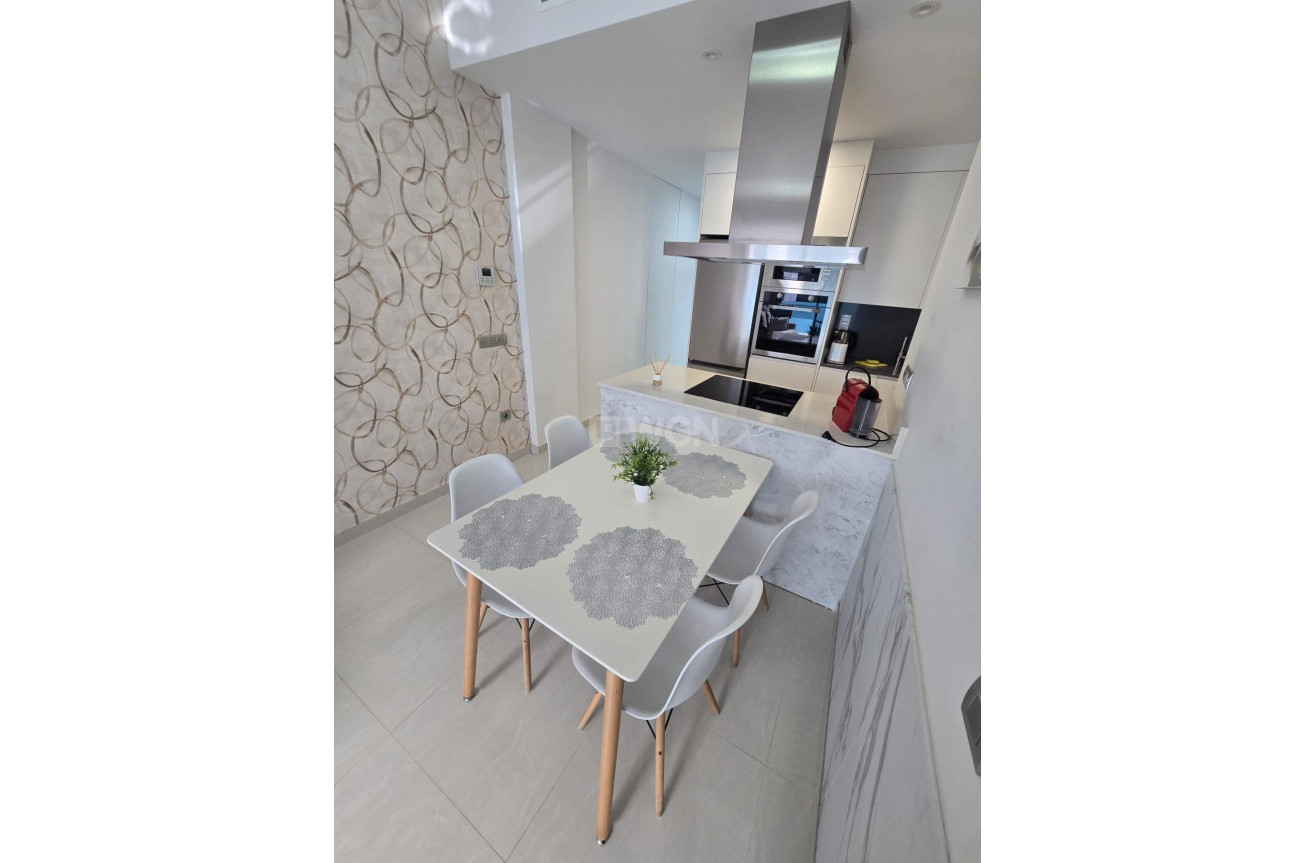 Odsprzedaż - Mieszkanie w bloku - Torrevieja - Estacion De Autobuses