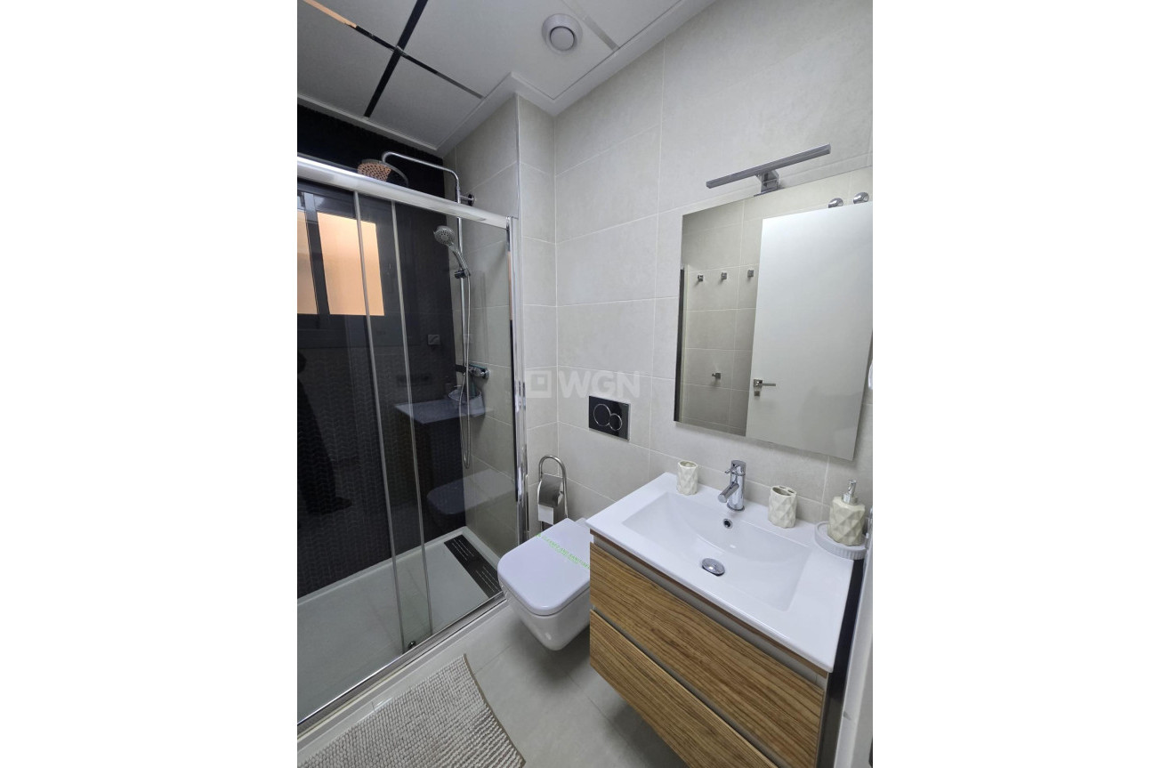 Odsprzedaż - Mieszkanie w bloku - Torrevieja - Estacion De Autobuses