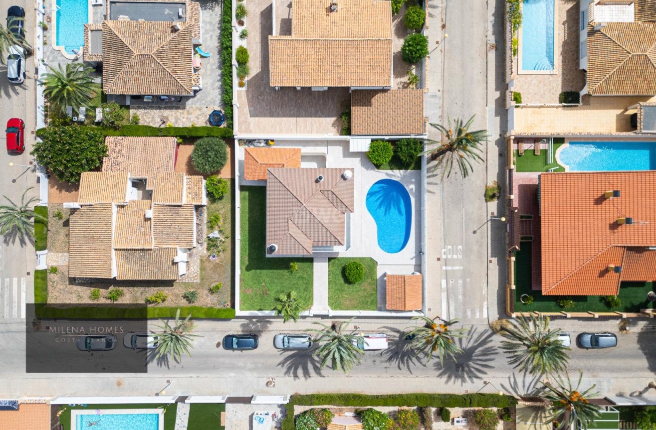 Odsprzedaż - Villa - Cabo Roig