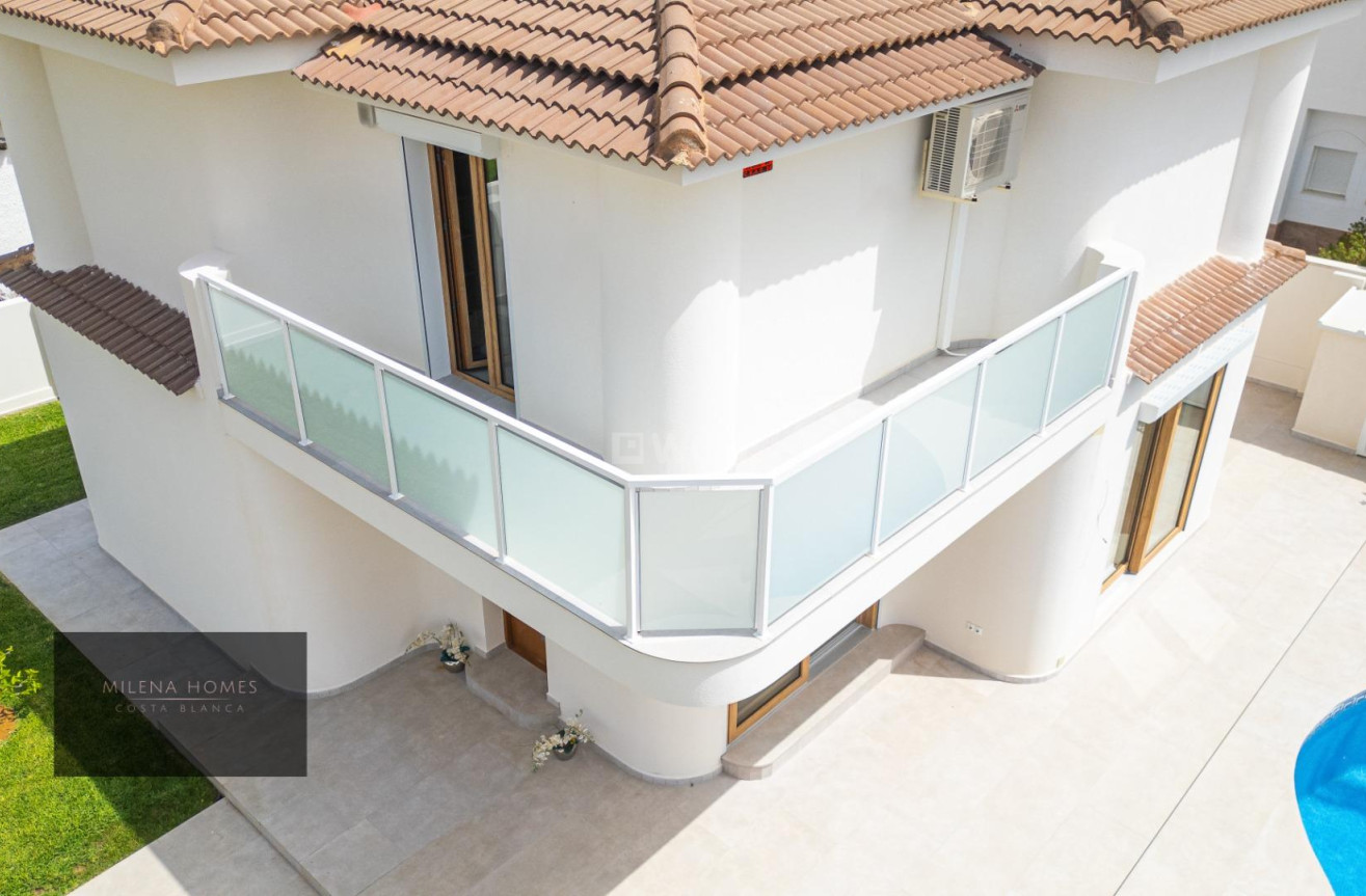 Odsprzedaż - Villa - Cabo Roig