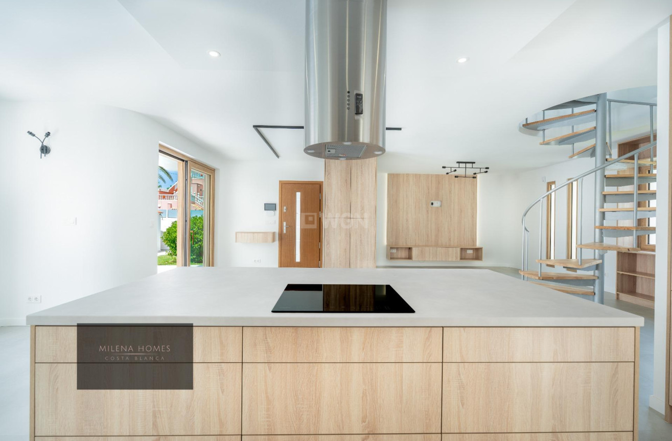 Odsprzedaż - Villa - Cabo Roig