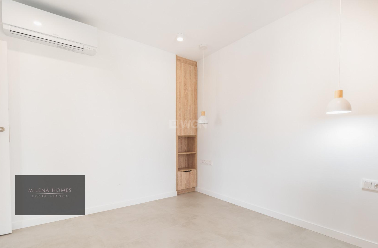 Odsprzedaż - Villa - Cabo Roig