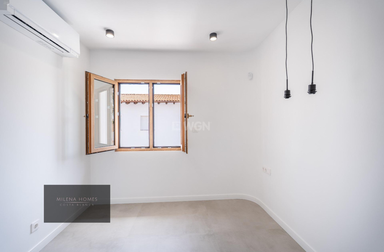 Odsprzedaż - Villa - Cabo Roig