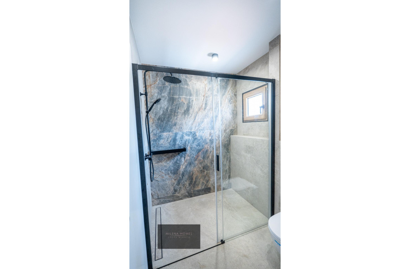 Odsprzedaż - Villa - Cabo Roig