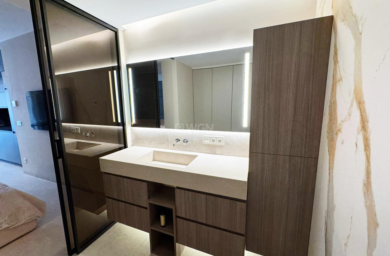 Odsprzedaż - Mieszkanie w bloku - Torrevieja - Playa de los Locos