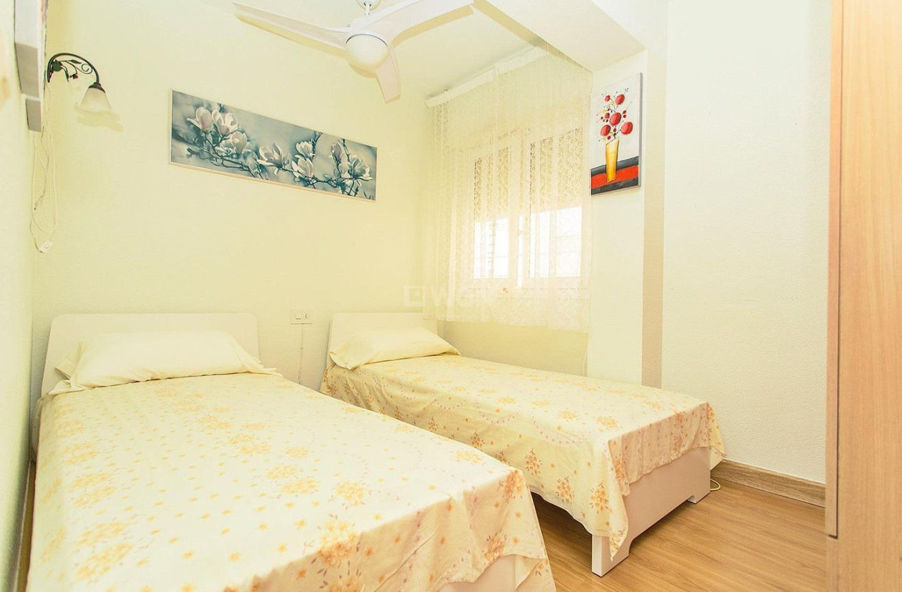 Odsprzedaż - Mieszkanie w bloku - Torrevieja - Playa del Cura