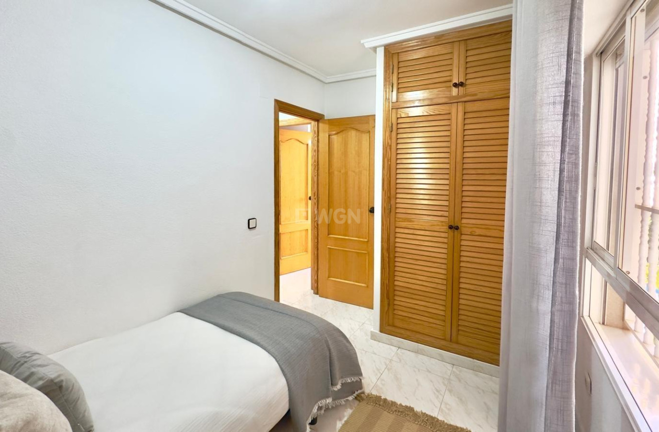 Odsprzedaż - Mieszkanie w bloku - Torrevieja - Playa del Cura