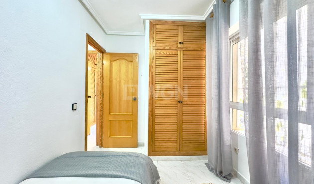 Odsprzedaż - Mieszkanie w bloku - Torrevieja - Playa del Cura