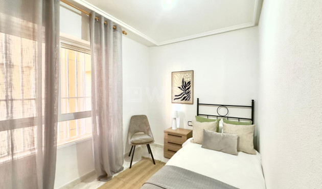 Odsprzedaż - Mieszkanie w bloku - Torrevieja - Playa del Cura