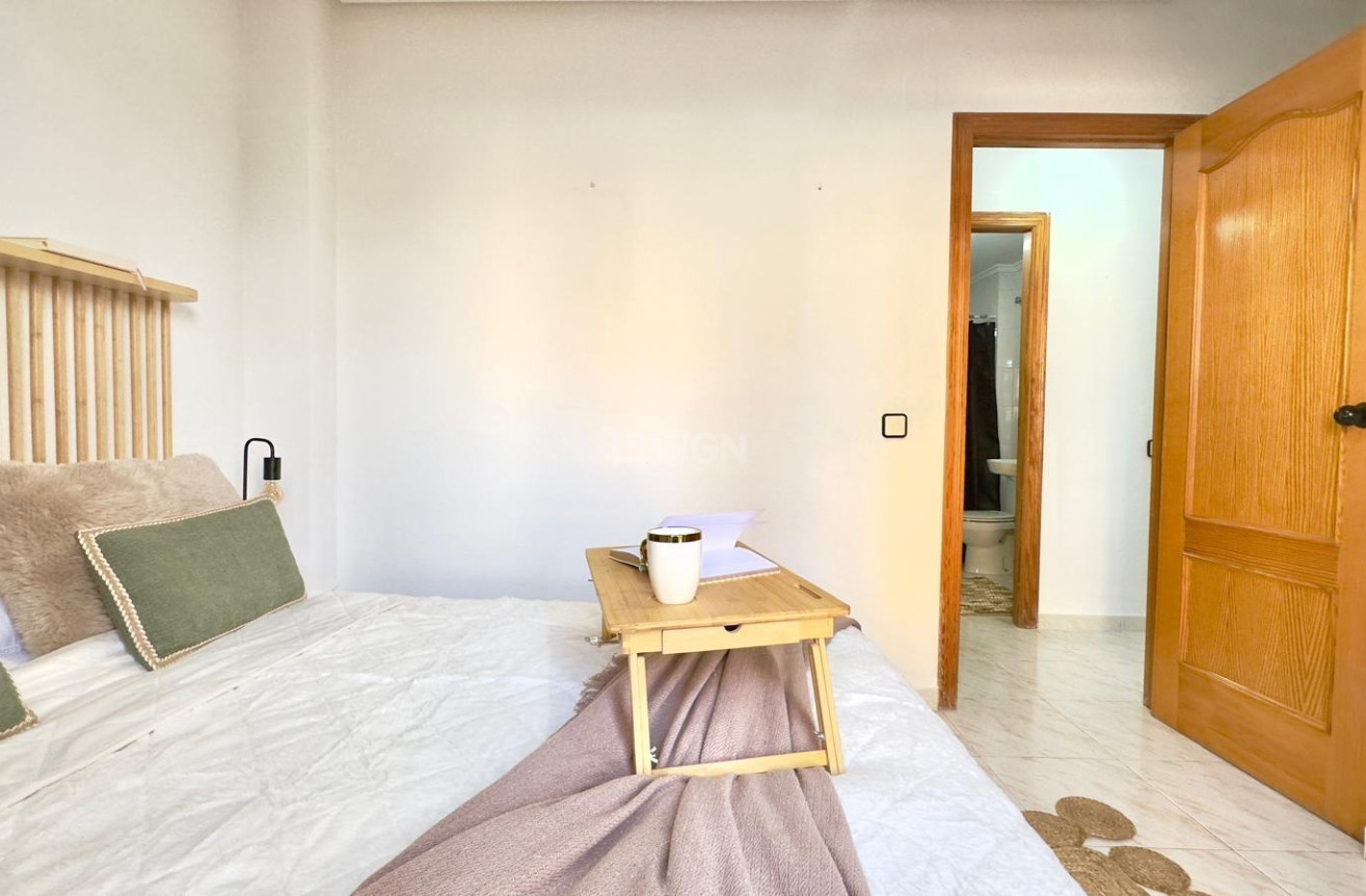 Odsprzedaż - Mieszkanie w bloku - Torrevieja - Playa del Cura