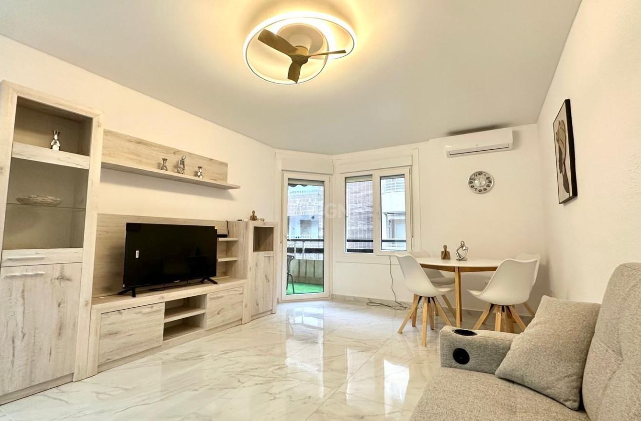 Odsprzedaż - Mieszkanie w bloku - Torrevieja - Playa del Cura