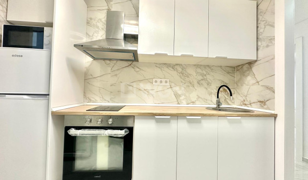 Odsprzedaż - Mieszkanie w bloku - Torrevieja - Playa del Cura