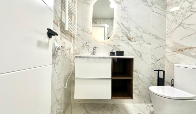 Odsprzedaż - Mieszkanie w bloku - Torrevieja - Playa del Cura