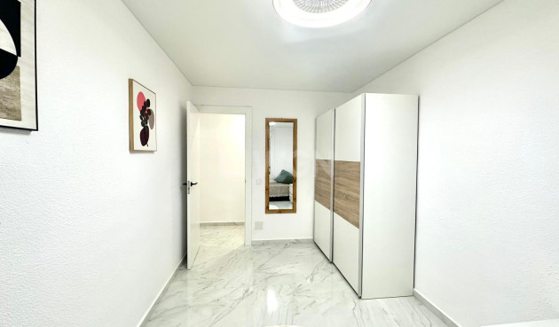 Odsprzedaż - Mieszkanie w bloku - Torrevieja - Playa del Cura