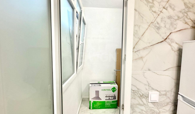 Odsprzedaż - Mieszkanie w bloku - Torrevieja - Playa del Cura