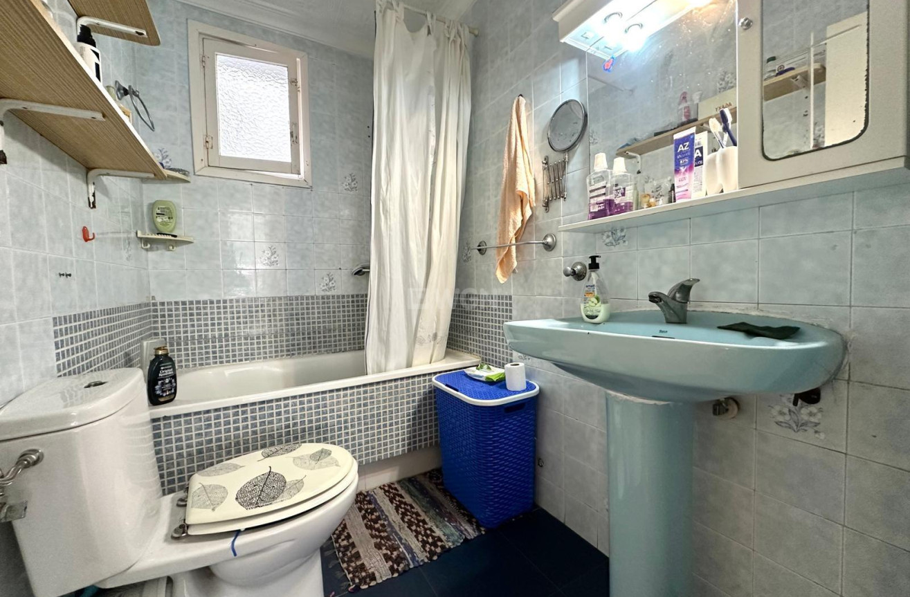 Odsprzedaż - Mieszkanie w bloku - Torrevieja - Estacion De Autobuses