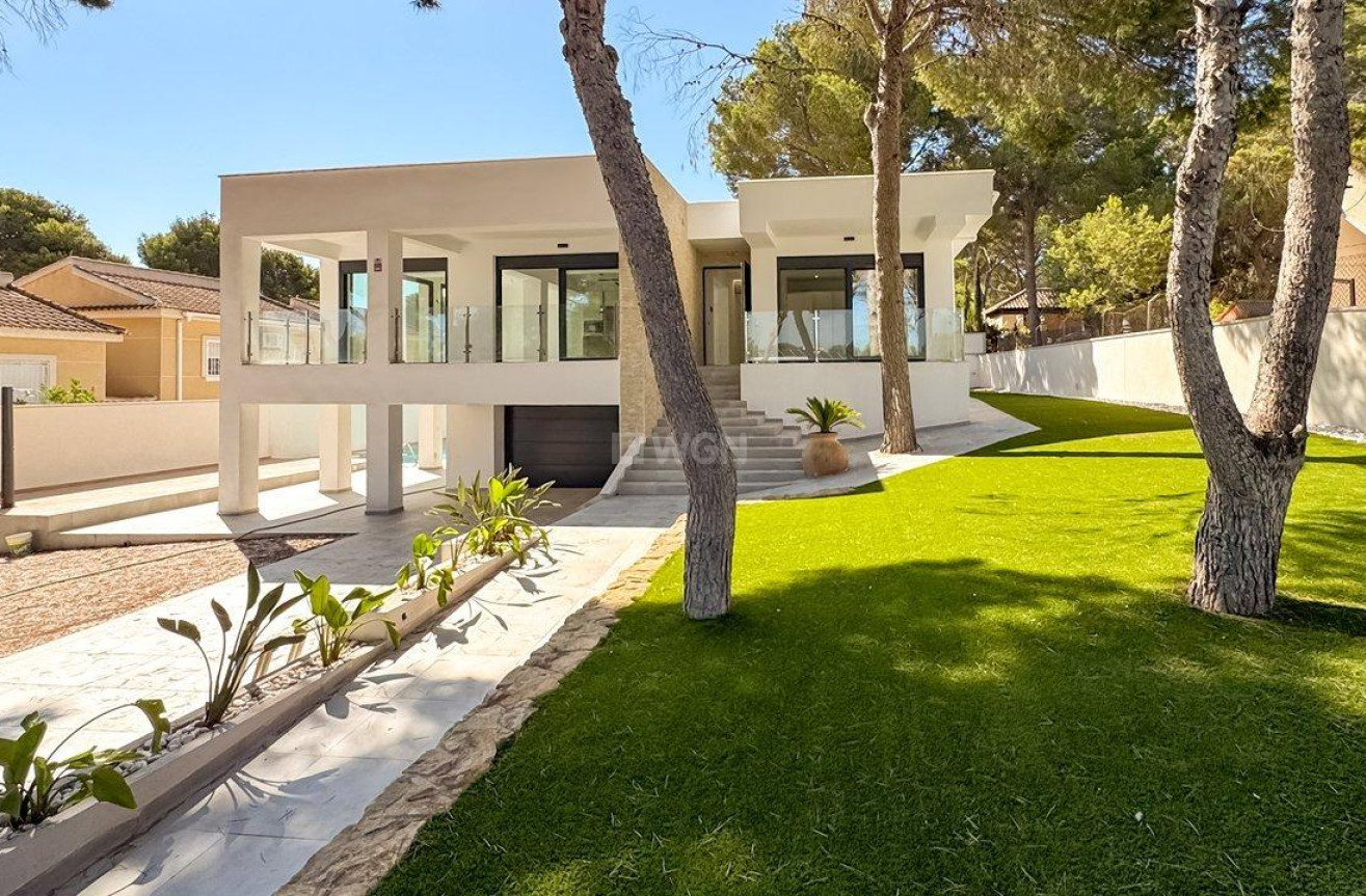 Resale - Villa - Torrevieja - Los Balcones - Los Altos del Edén