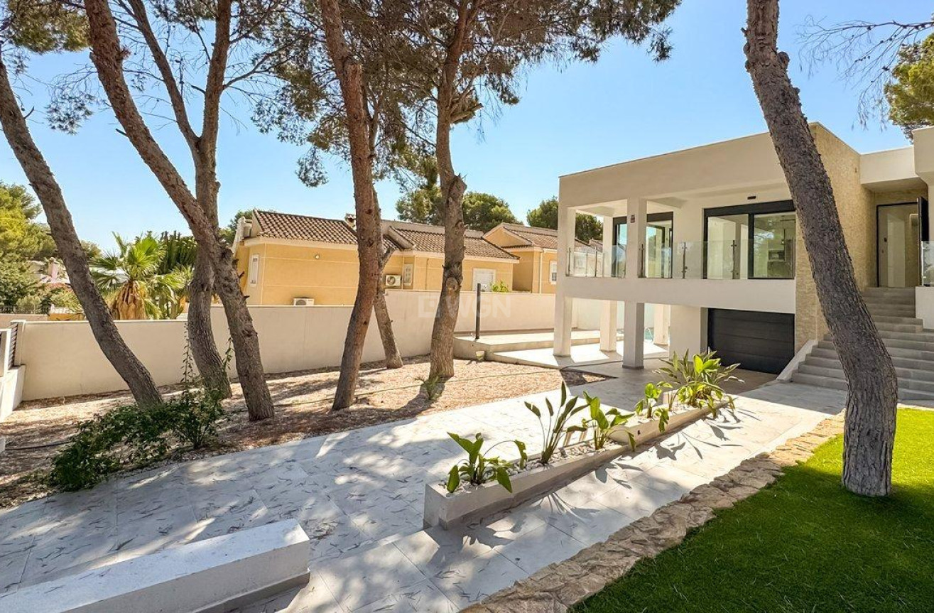 Resale - Villa - Torrevieja - Los Balcones - Los Altos del Edén