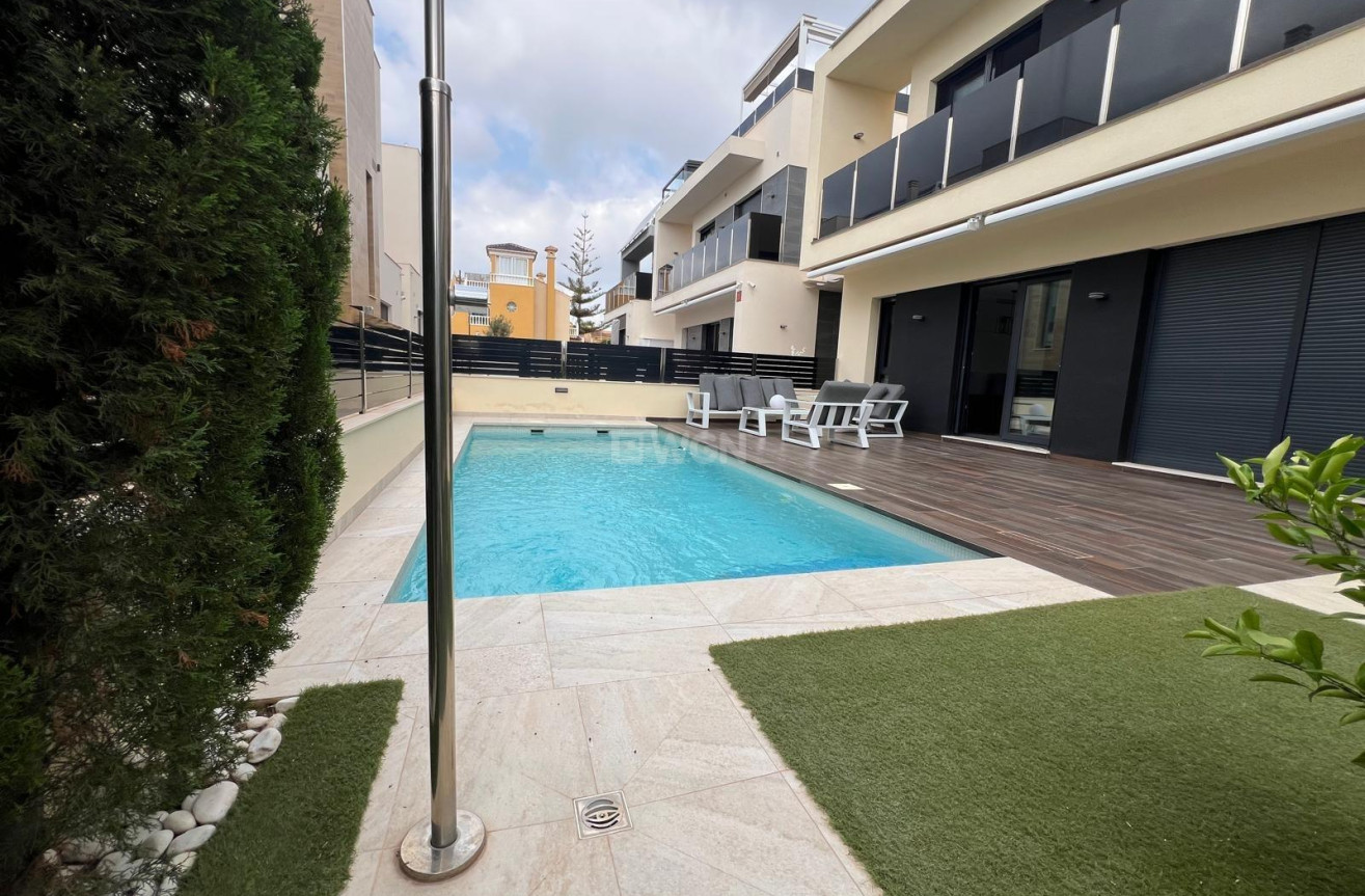 Odsprzedaż - Villa - Orihuela Costa - Lomas de Cabo Roig