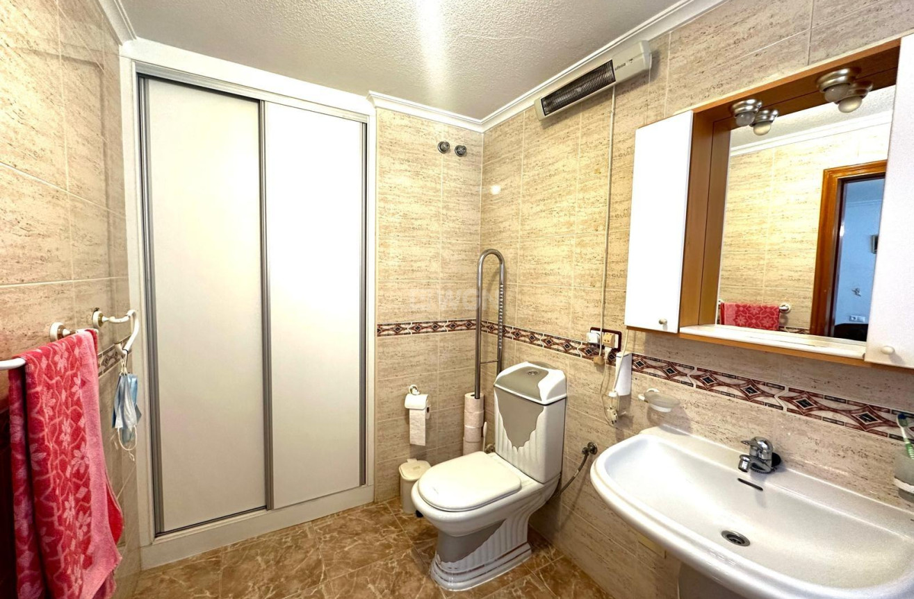 Odsprzedaż - Mieszkanie w bloku - Torrevieja - Playa del Cura