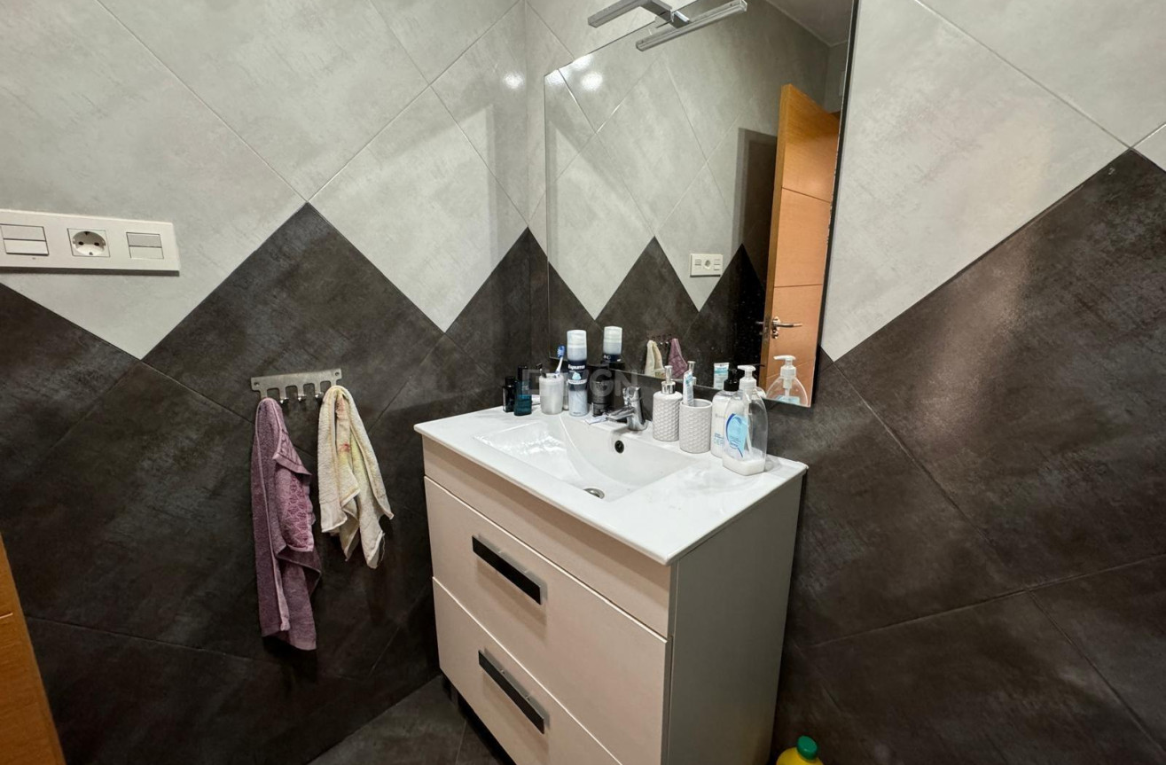 Odsprzedaż - Mieszkanie w bloku - Torrevieja - Playa del Cura