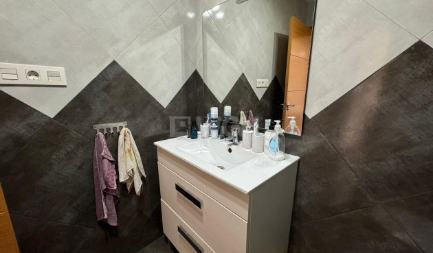 Odsprzedaż - Mieszkanie w bloku - Torrevieja - Playa del Cura