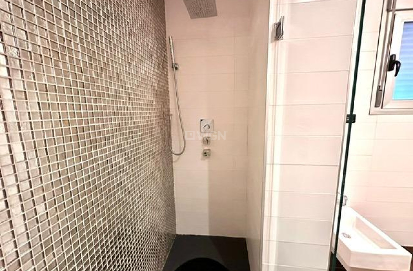 Odsprzedaż - Mieszkanie w bloku - Torrevieja - Estacion De Autobuses