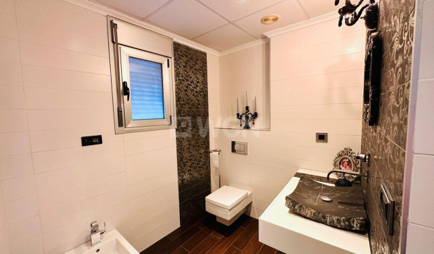 Odsprzedaż - Mieszkanie w bloku - Torrevieja - Estacion De Autobuses