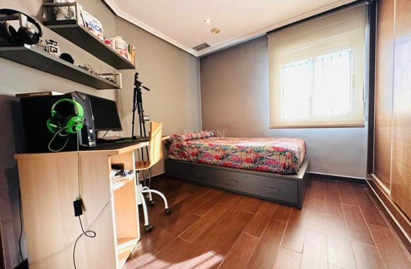 Odsprzedaż - Mieszkanie w bloku - Torrevieja - Estacion De Autobuses