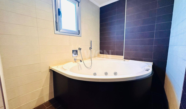 Odsprzedaż - Mieszkanie w bloku - Torrevieja - Estacion De Autobuses