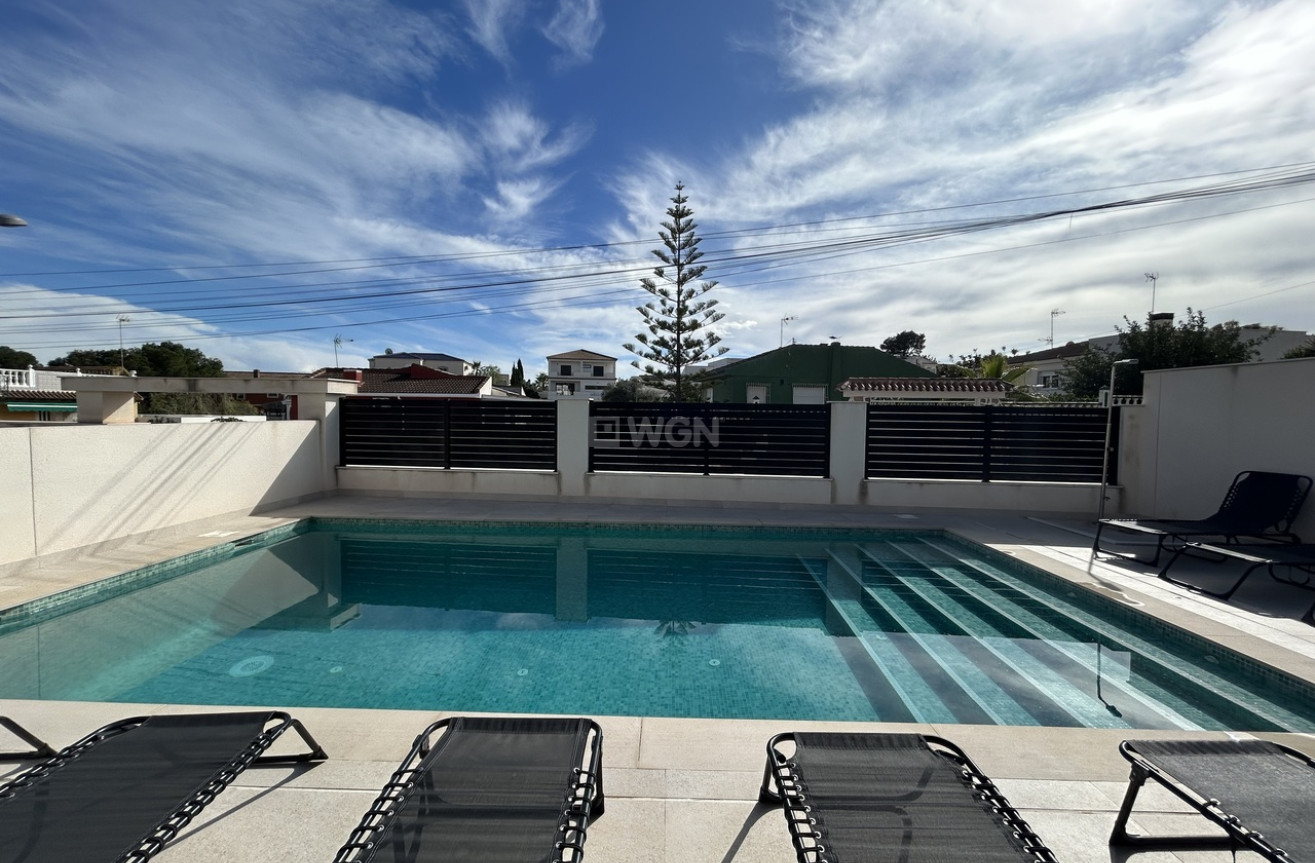 Odsprzedaż - Villa - Los Balcones - Costa Blanca