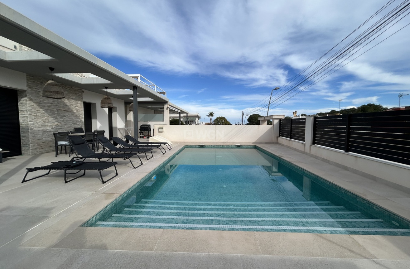 Odsprzedaż - Villa - Los Balcones - Costa Blanca