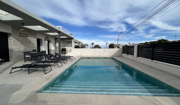 Odsprzedaż - Villa - Los Balcones - Costa Blanca