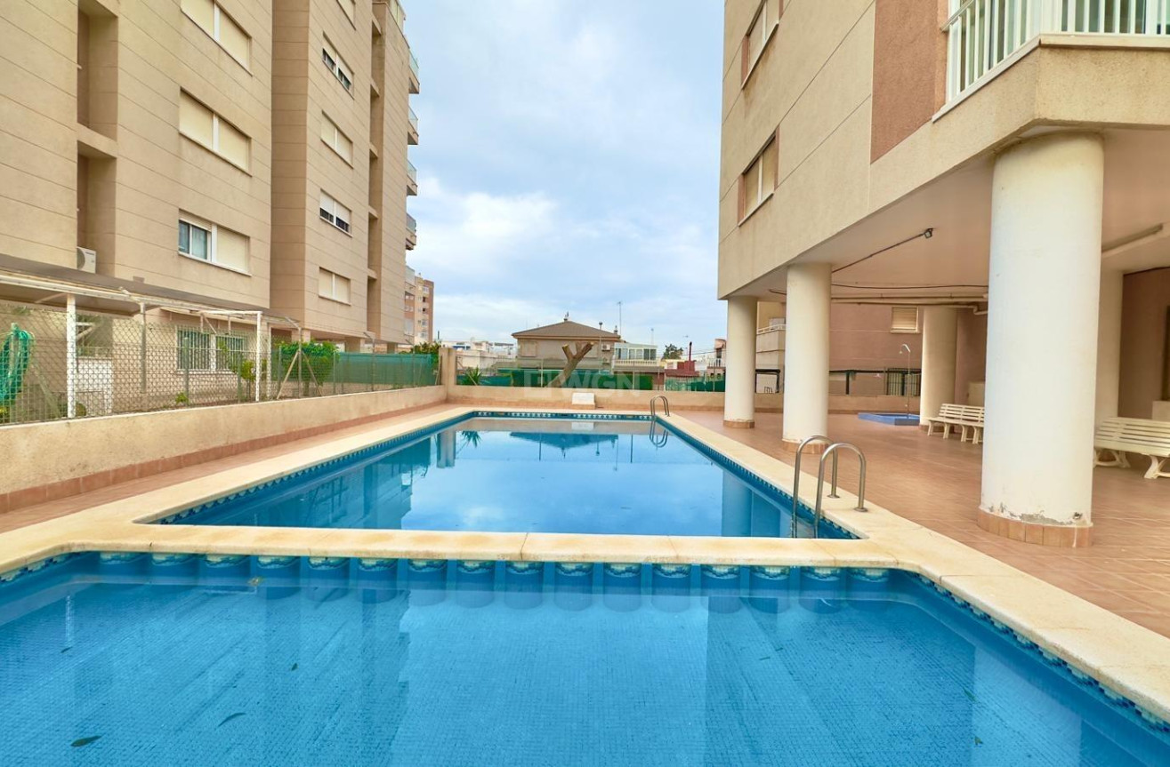 Odsprzedaż - Mieszkanie w bloku - Torrevieja - Playa del Cura