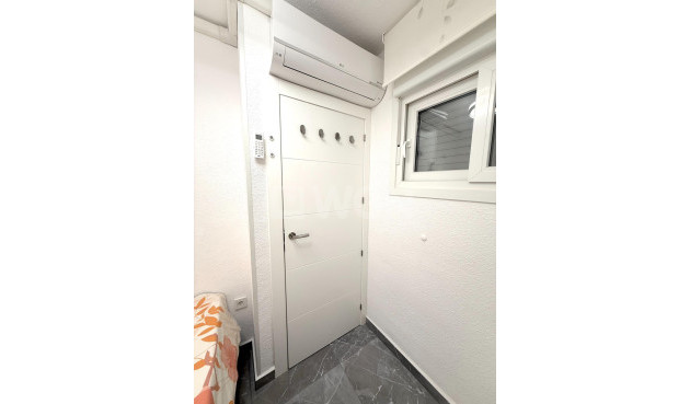 Odsprzedaż - Mieszkanie w bloku - Torrevieja - Cabo Cervera