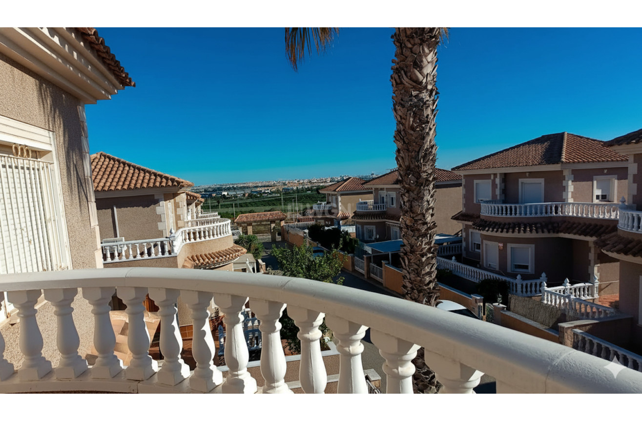 Odsprzedaż - Villa - Los Balcones - Costa Blanca