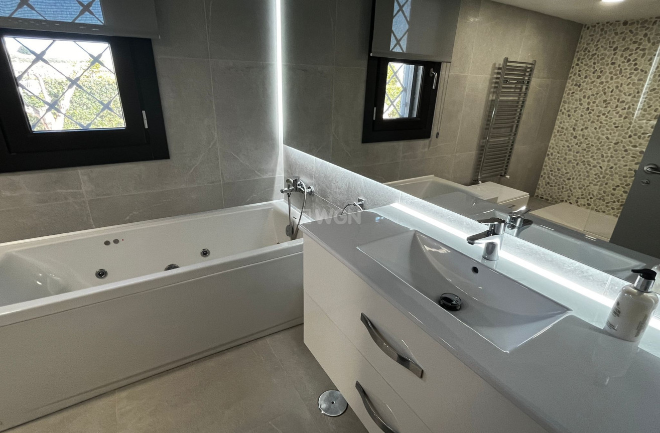 Odsprzedaż - Villa - Sucina - Inland