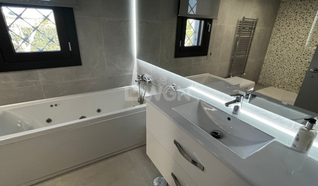 Odsprzedaż - Villa - Sucina - Inland